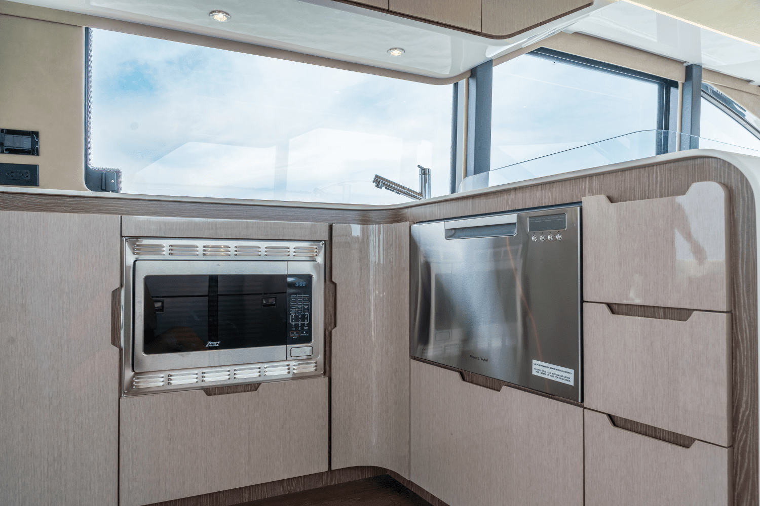 2025 Cruisers Yachts 57 Fly Image Thumbnail #28