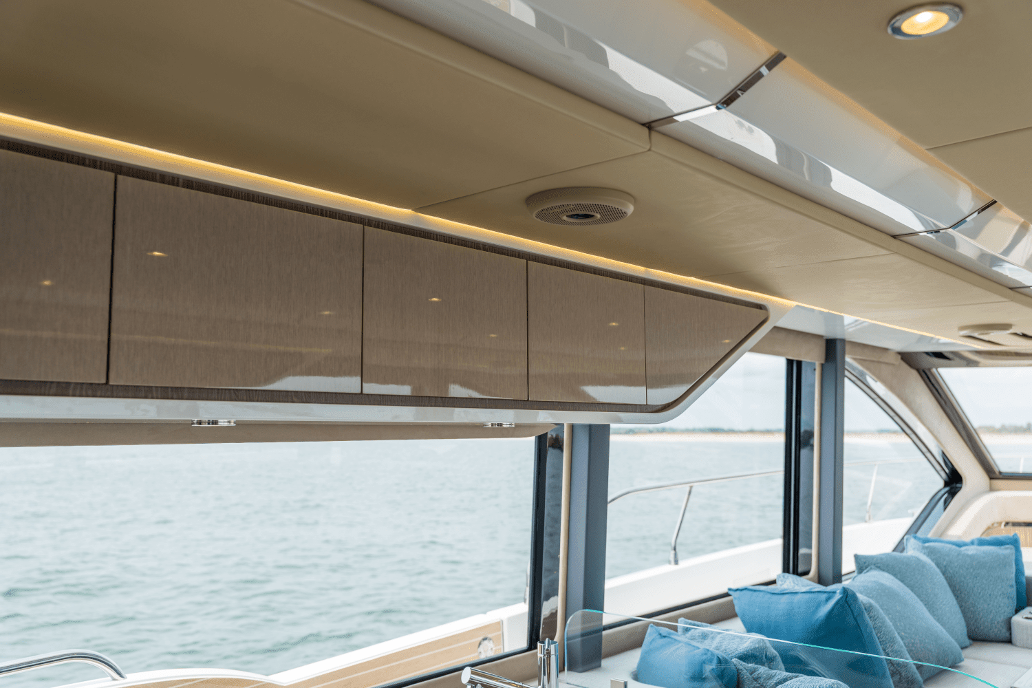 2025 Cruisers Yachts 57 Fly Image Thumbnail #32