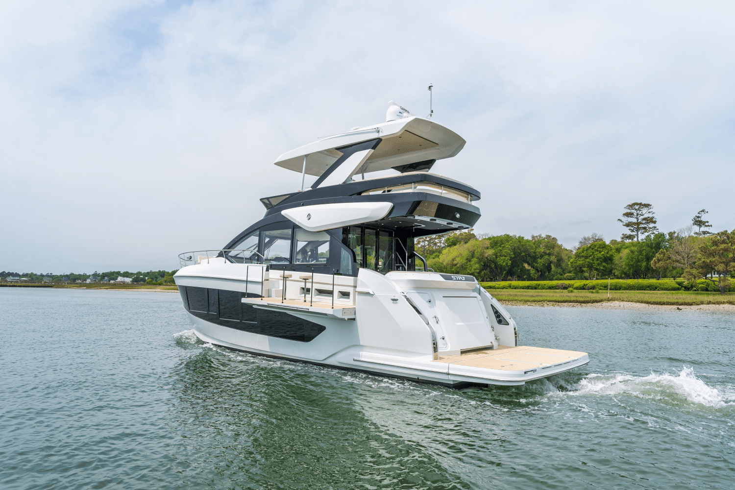 2025 Cruisers Yachts 57 Fly Image Thumbnail #8