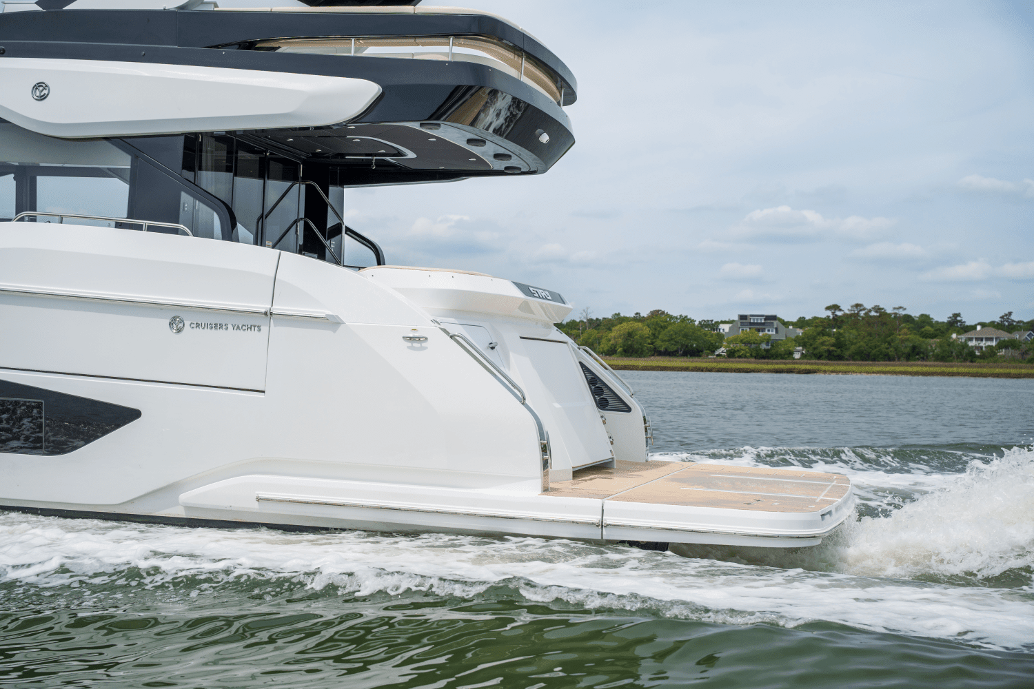 2025 Cruisers Yachts 57 Fly Image Thumbnail #18