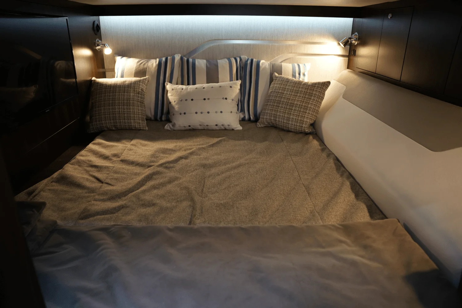 2025 Cruisers Yachts 42 GLS Image Thumbnail #42