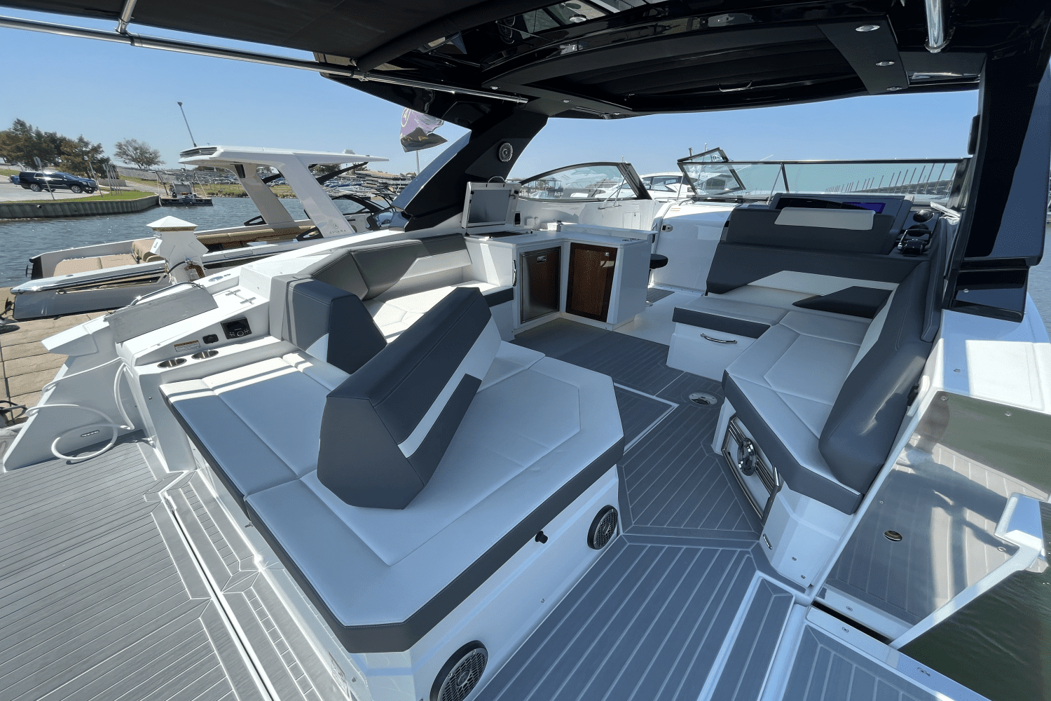 2025 Cruisers Yachts 38 GLS Image Thumbnail #9