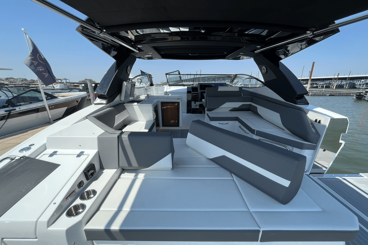 2025 Cruisers Yachts 38 GLS Image Thumbnail #10