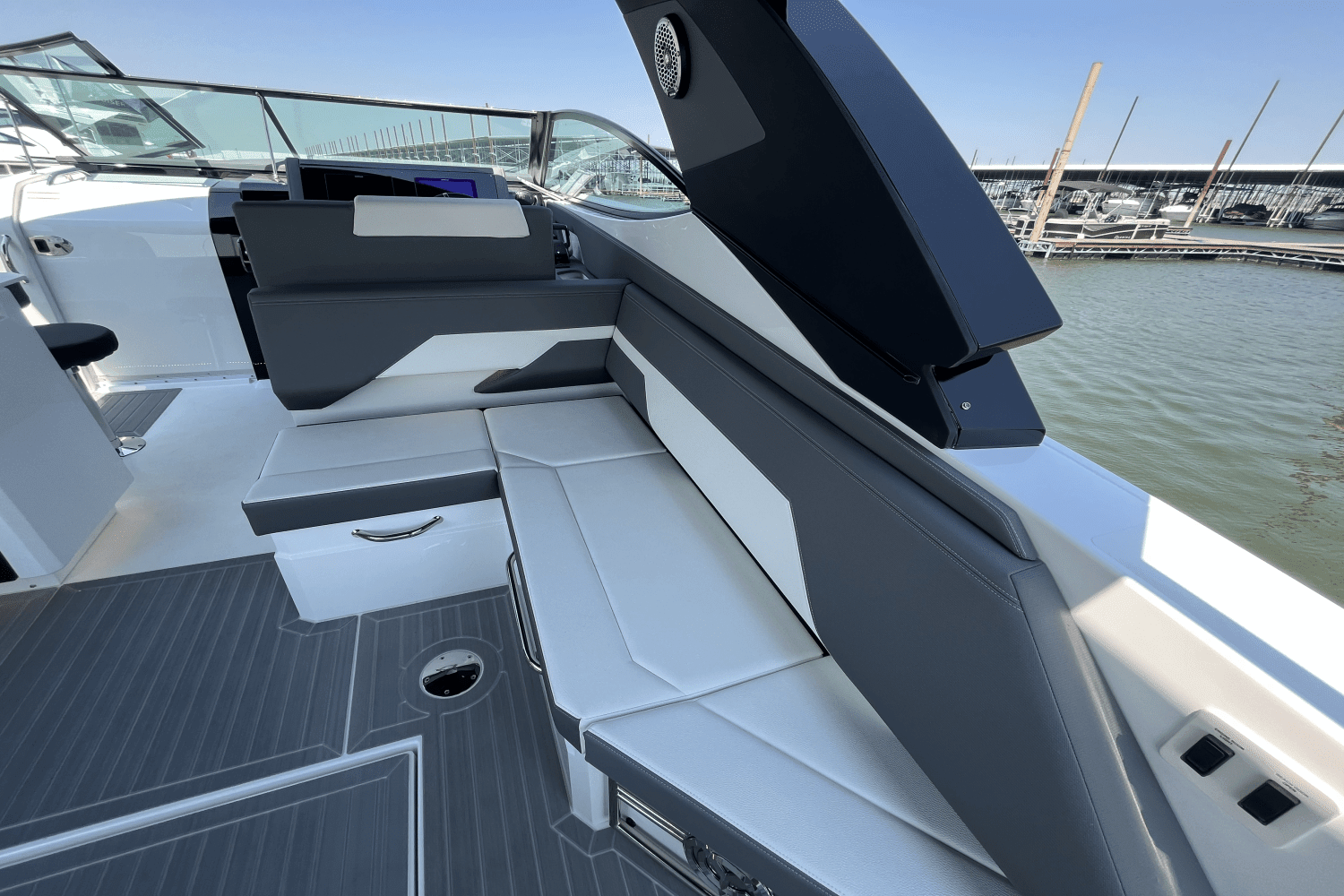 2025 Cruisers Yachts 38 GLS Image Thumbnail #11