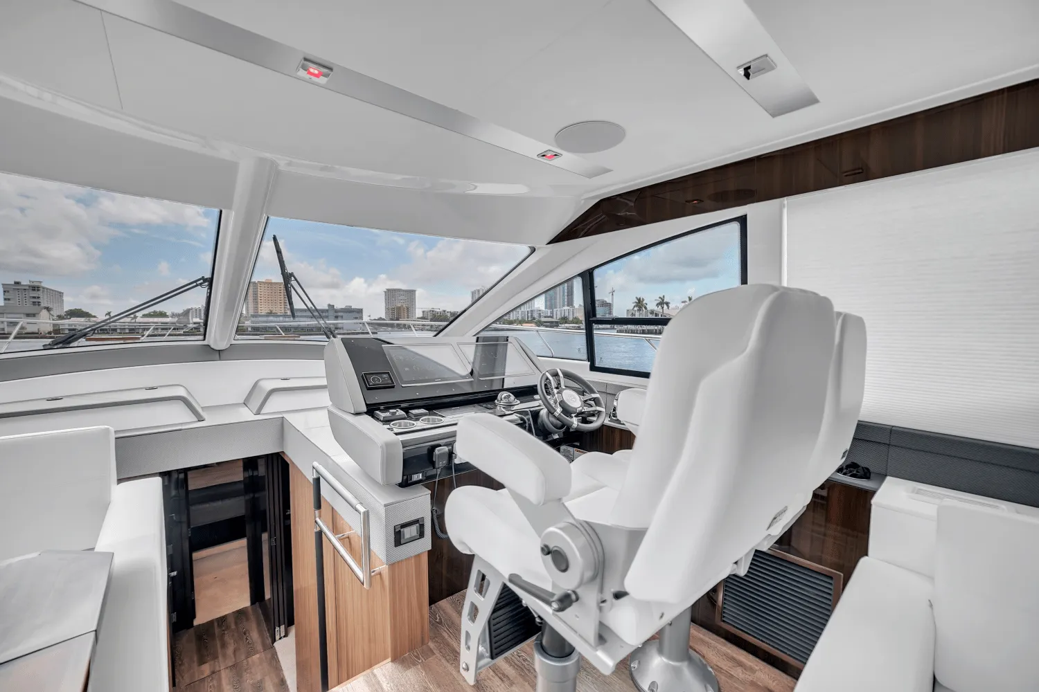 2024 Cruisers Yachts 60 Fly Image Thumbnail #36