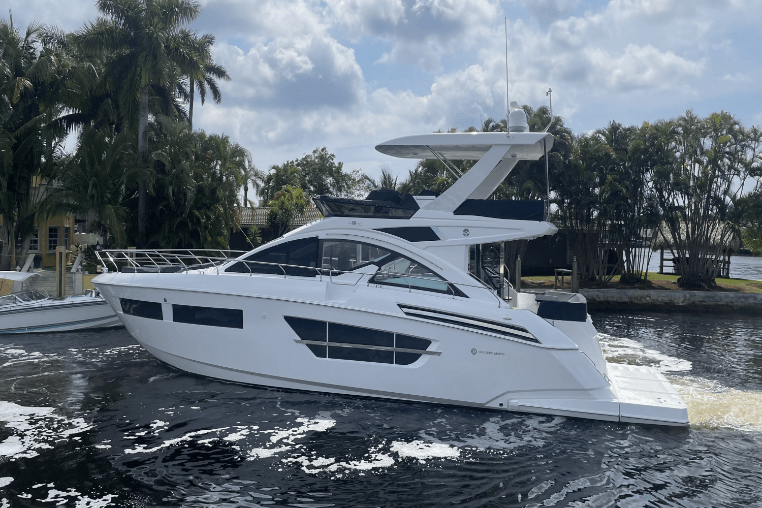 2024 Cruisers Yachts 60FLY