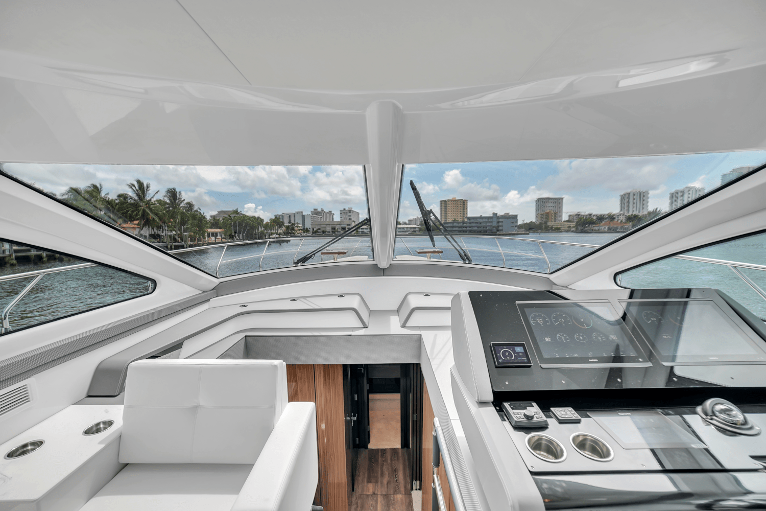2024 Cruisers Yachts 60 Fly Image Thumbnail #35