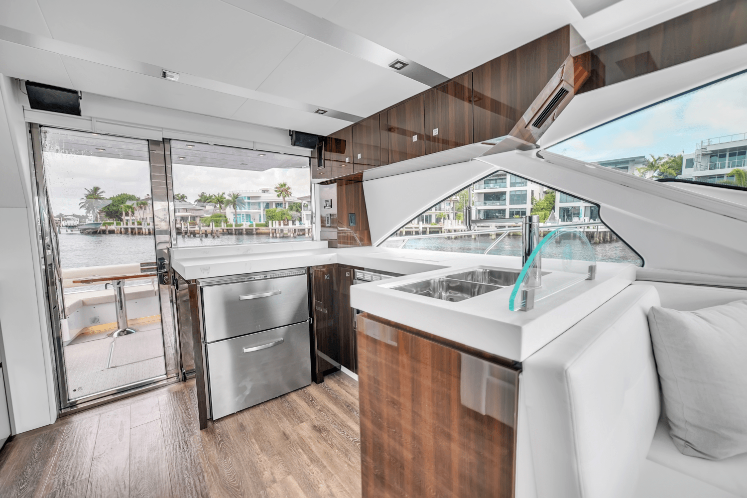 2024 Cruisers Yachts 60 Fly Image Thumbnail #30