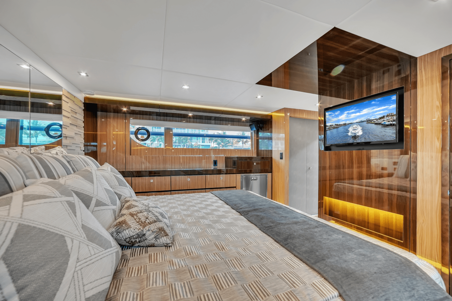 2024 Cruisers Yachts 60 Fly Image Thumbnail #59