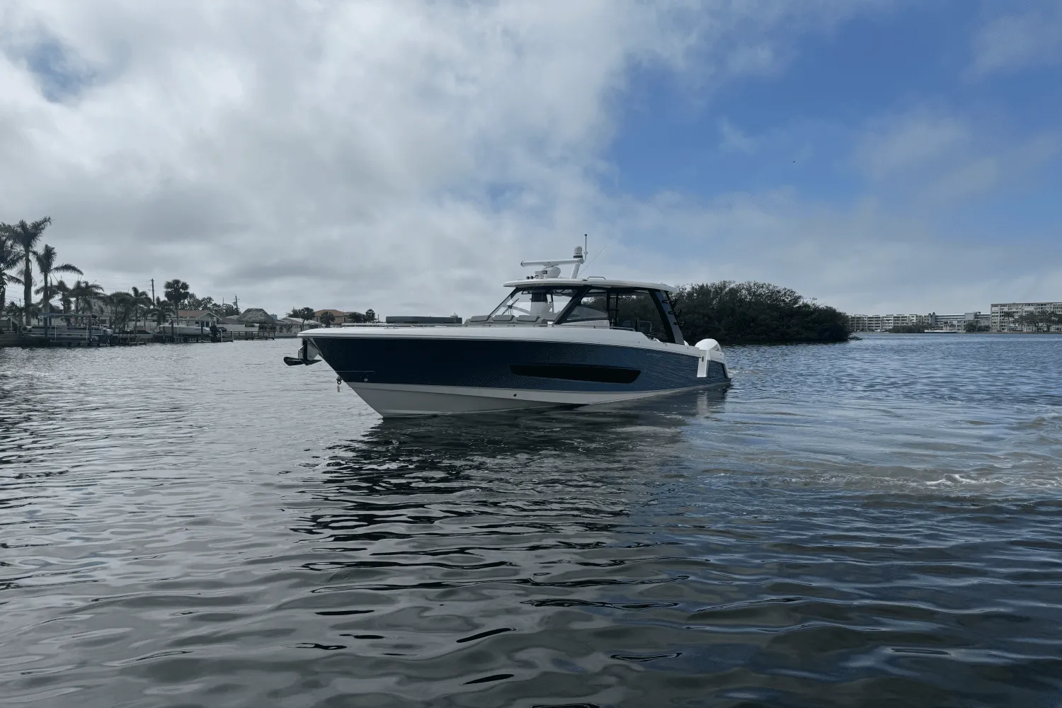 2025 Boston Whaler 420 Outrage Image Thumbnail #6