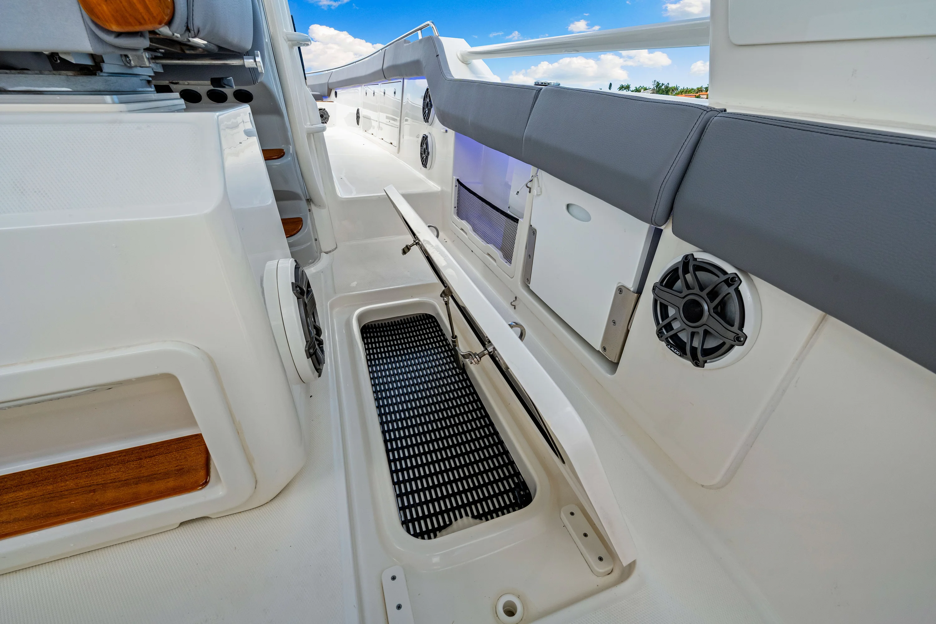2025 Boston Whaler 420 Outrage Image Thumbnail #19