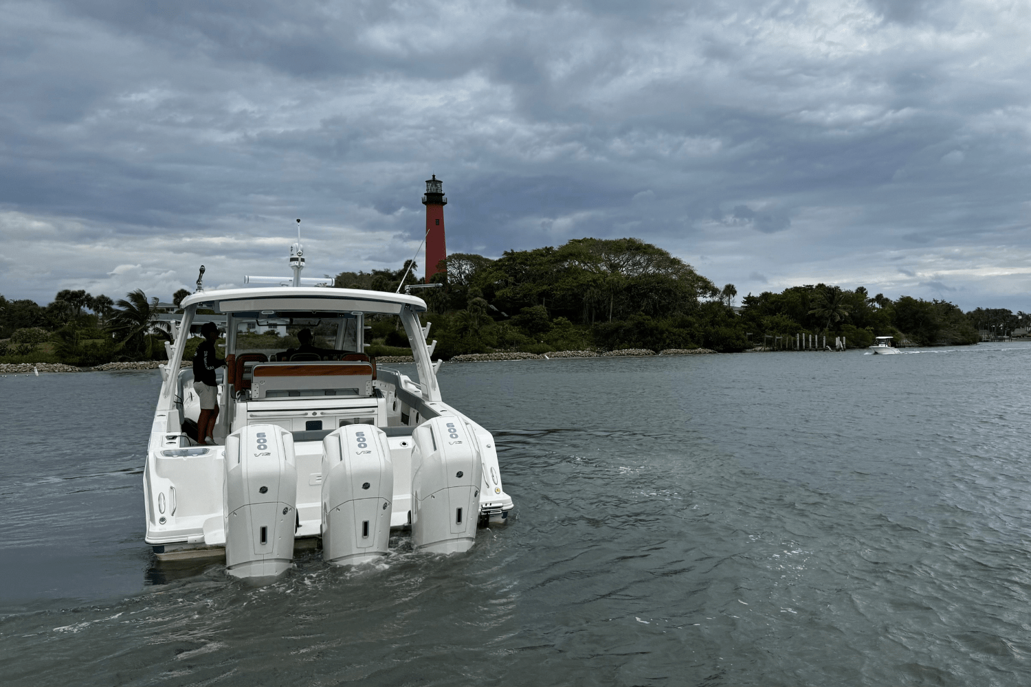 2025 Boston Whaler 420 Outrage Image Thumbnail #2