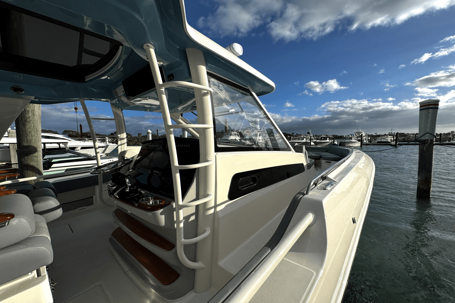 2025 Boston Whaler 420 Outrage Image Thumbnail #37