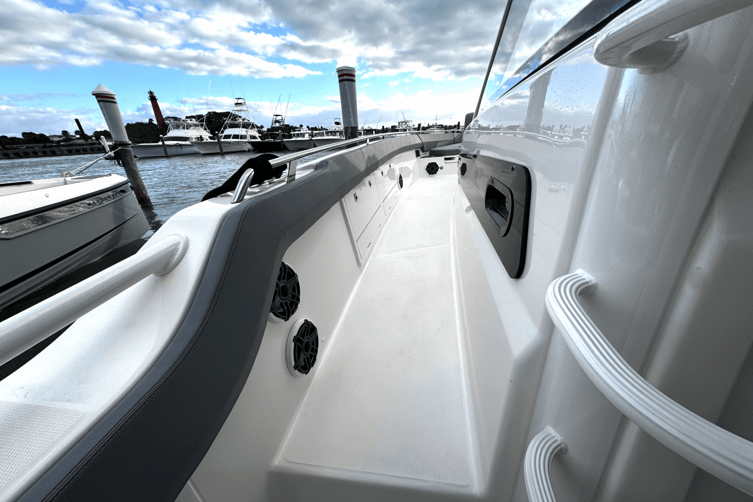 2025 Boston Whaler 420 Outrage Image Thumbnail #40