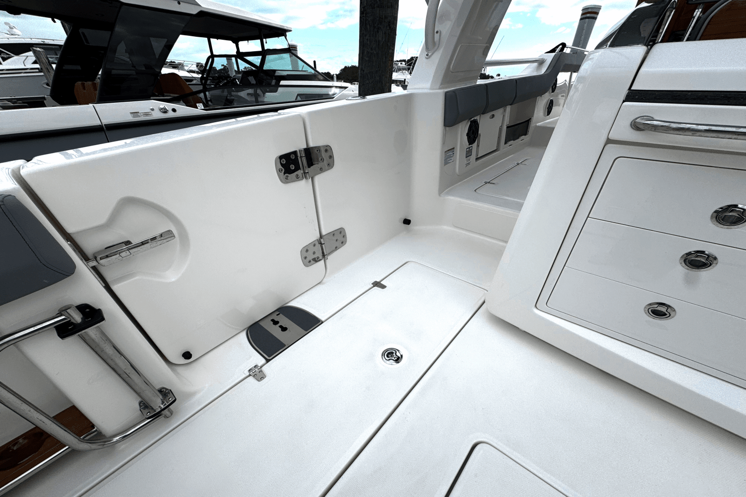 2025 Boston Whaler 420 Outrage Image Thumbnail #46