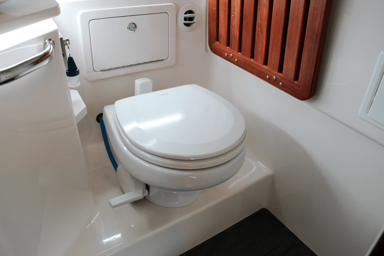 2025 Boston Whaler 380 Realm Image Thumbnail #57