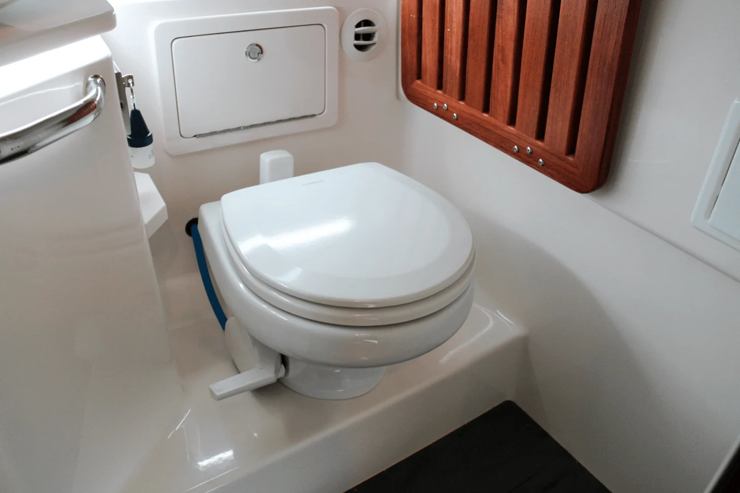 2025 Boston Whaler 380 Realm Image Thumbnail #57