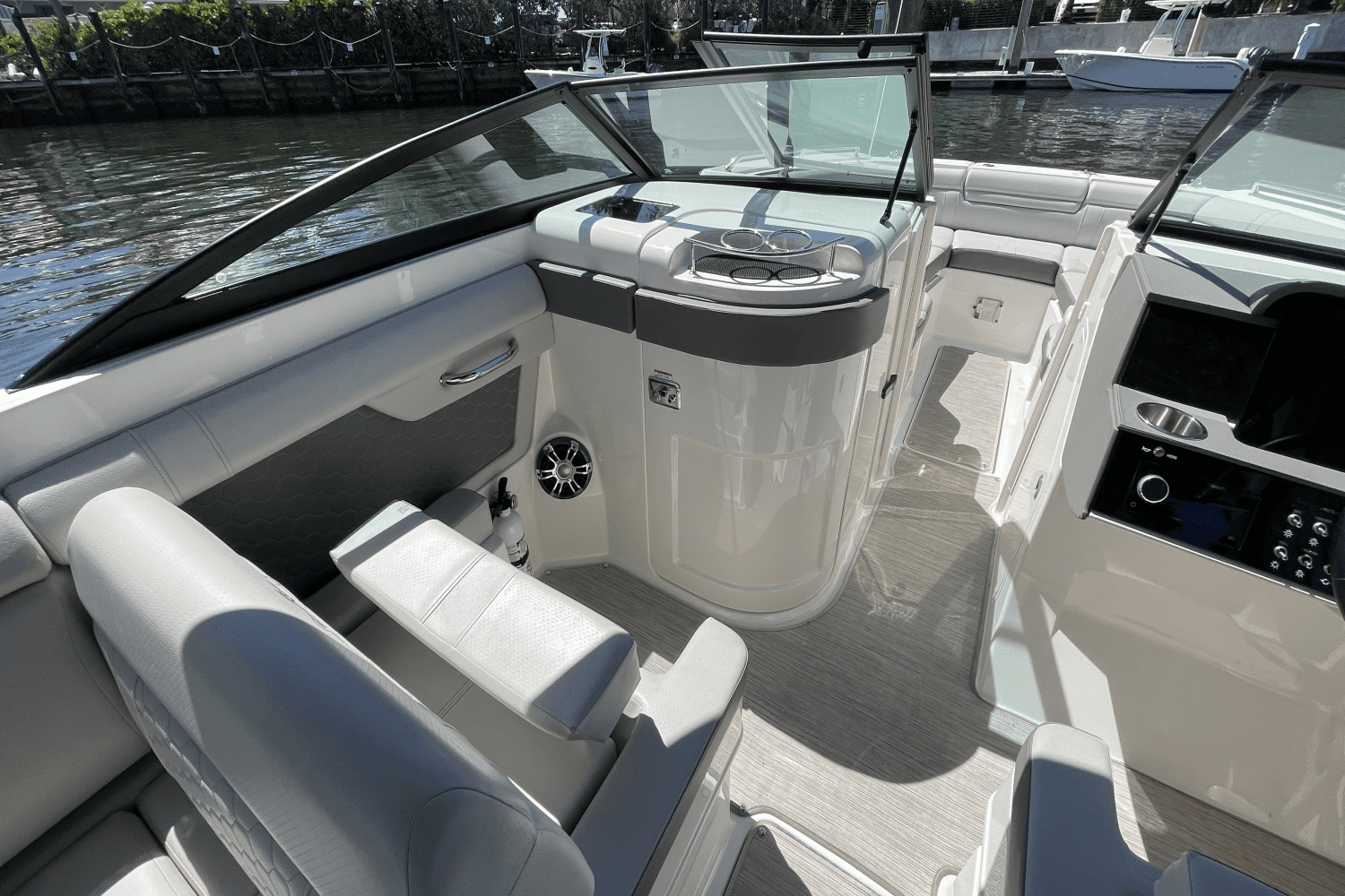 2020 Sea Ray 270 SDX OUTBOARD Image Thumbnail #13