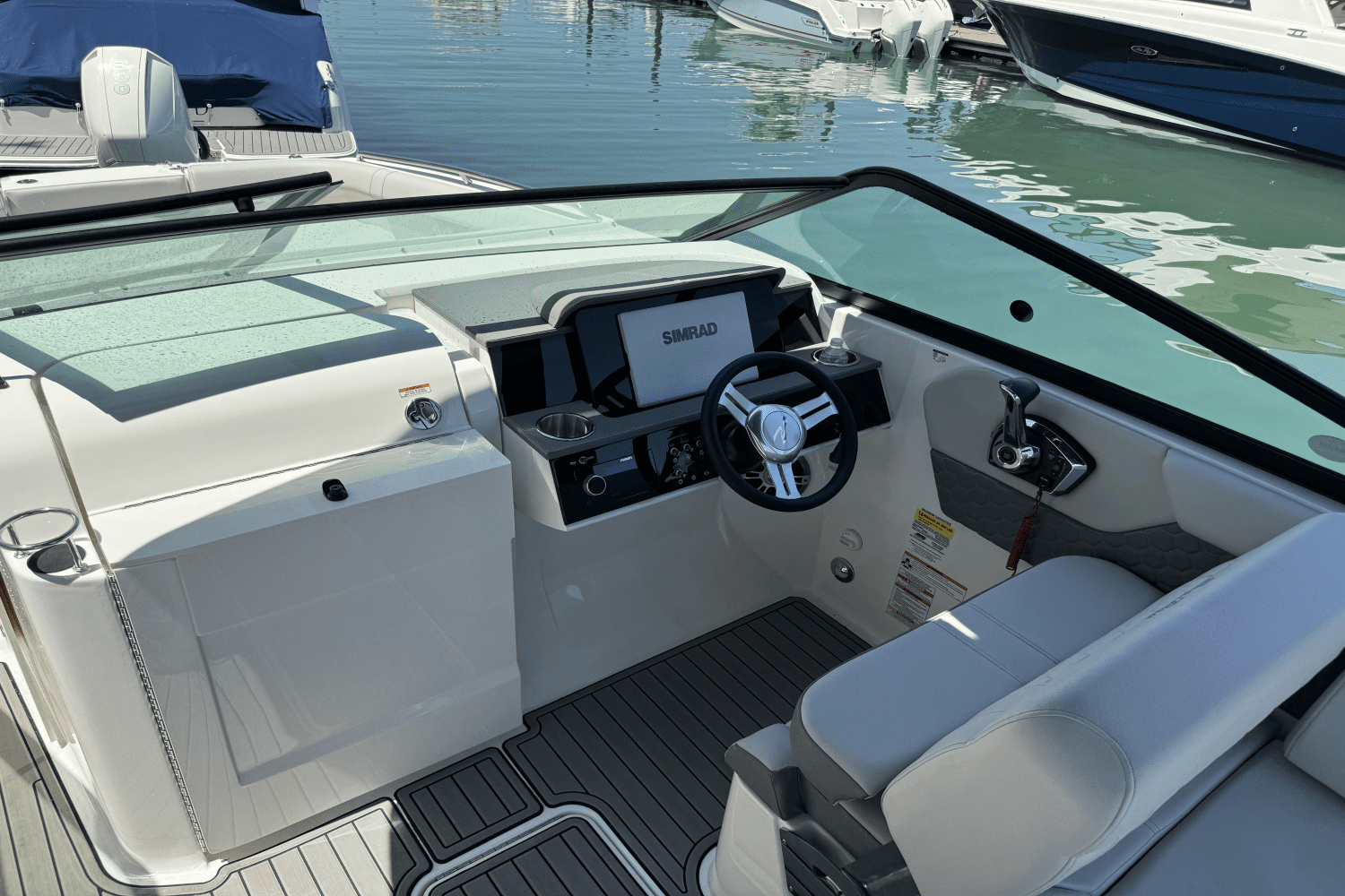 2024 Sea Ray 250 SDX OUTBOARD Image Thumbnail #6