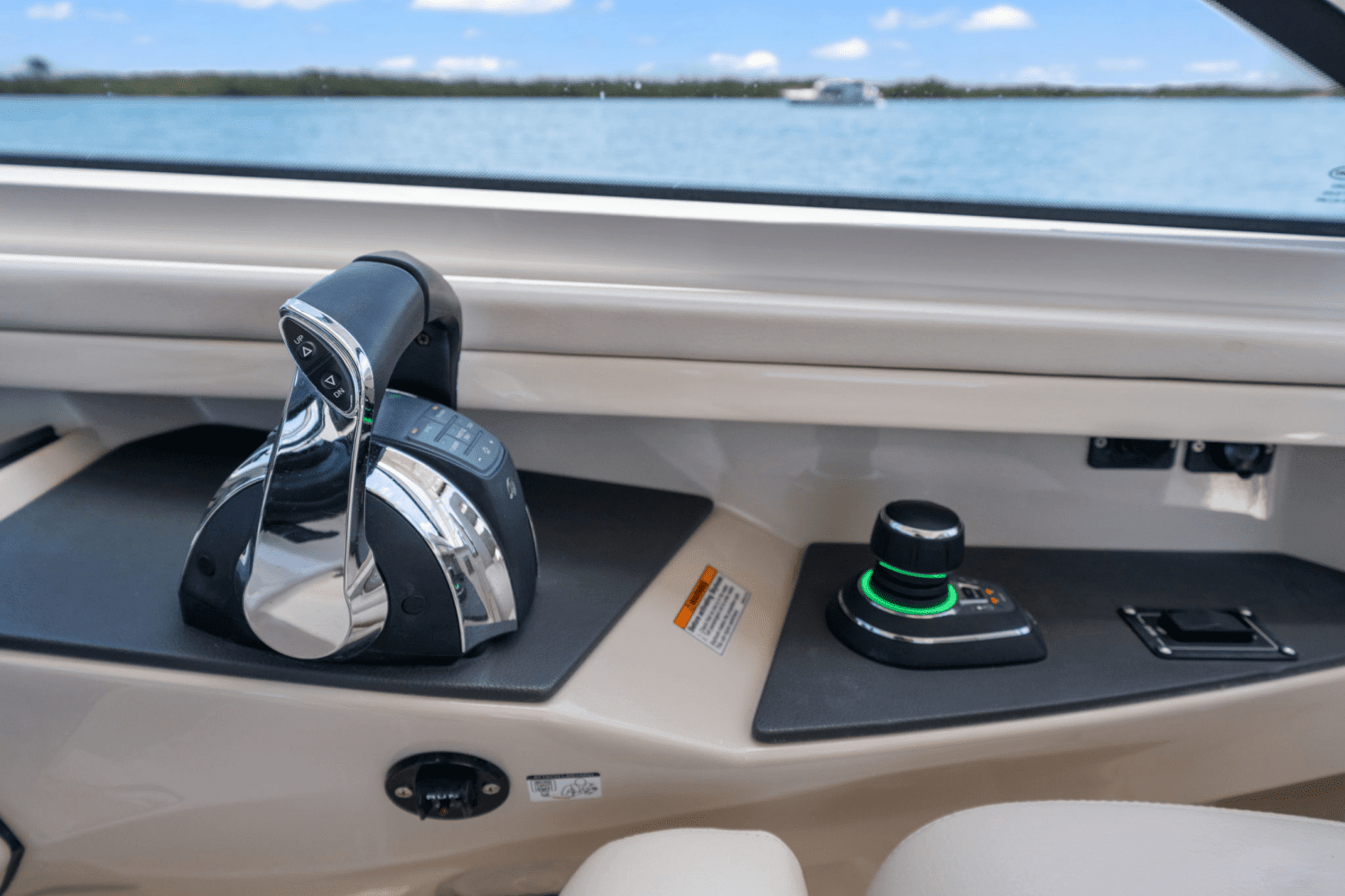 2019 Boston Whaler 320 VANTAGE Image Thumbnail #28