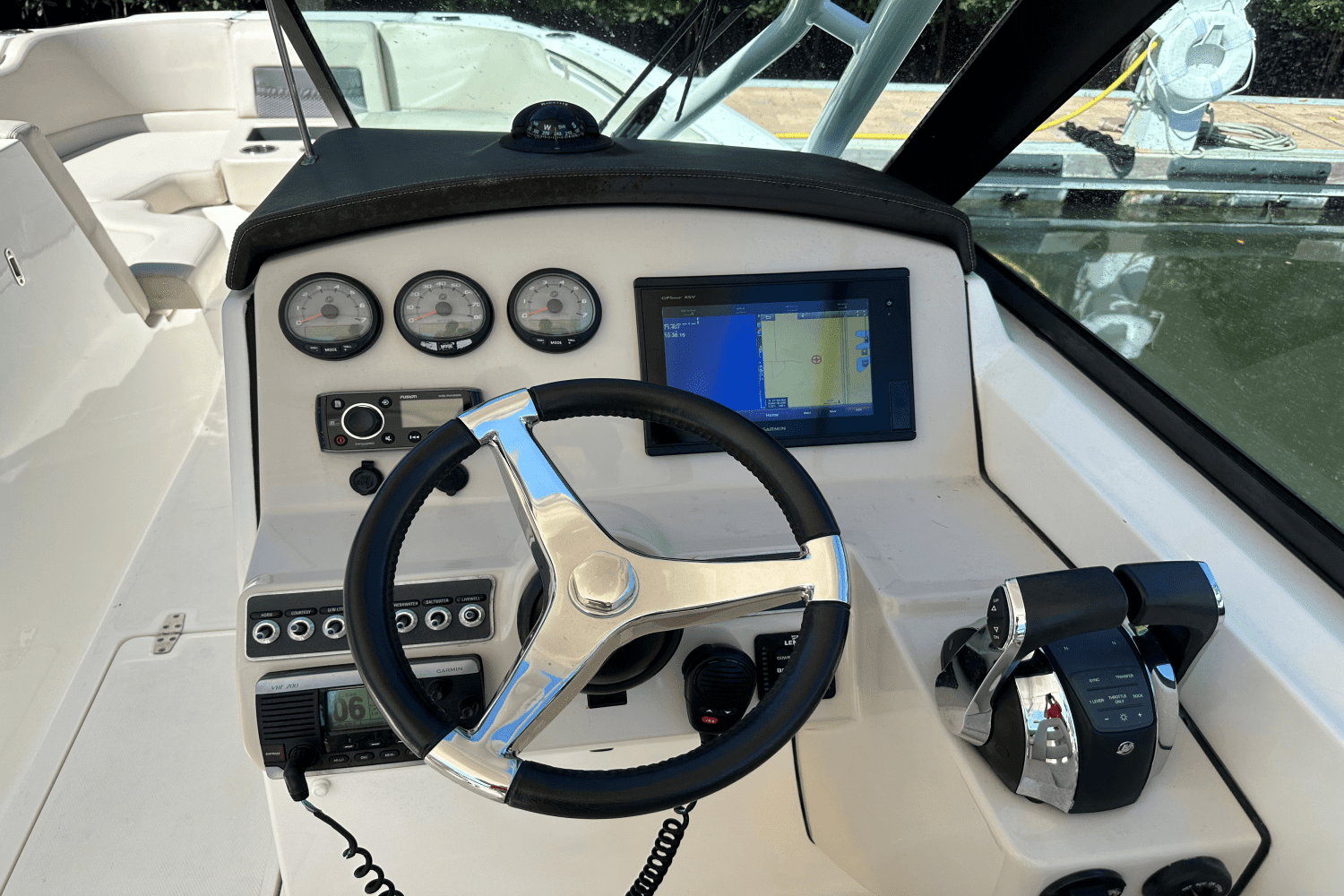 Thumbnail 2 for 2016 Boston Whaler 270 VANTAGE