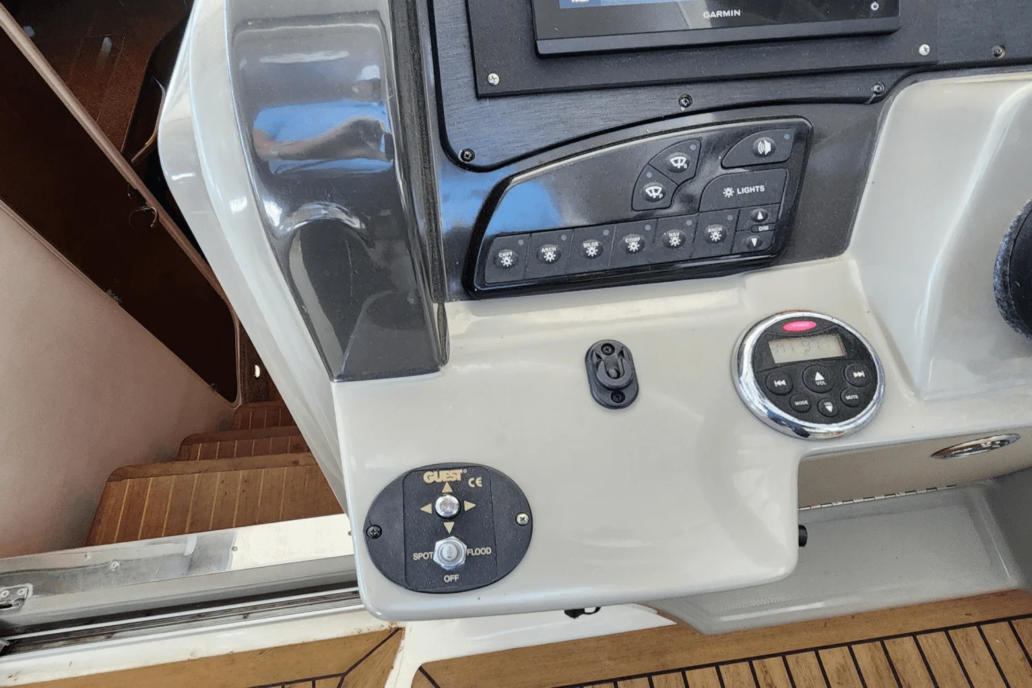 2014 Sea Ray 330 SUNDANCER Image Thumbnail #38