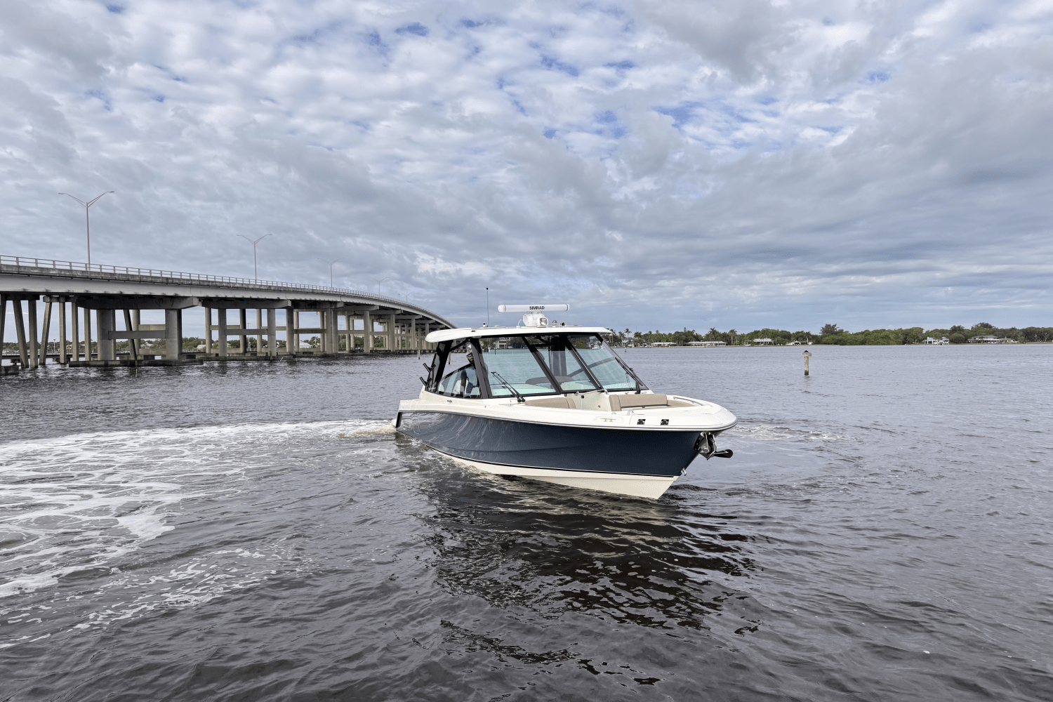 2025 Boston Whaler 330 Vantage Image Thumbnail #2