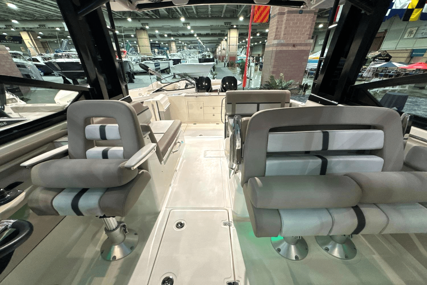 2025 Boston Whaler 330 Vantage Image Thumbnail #12