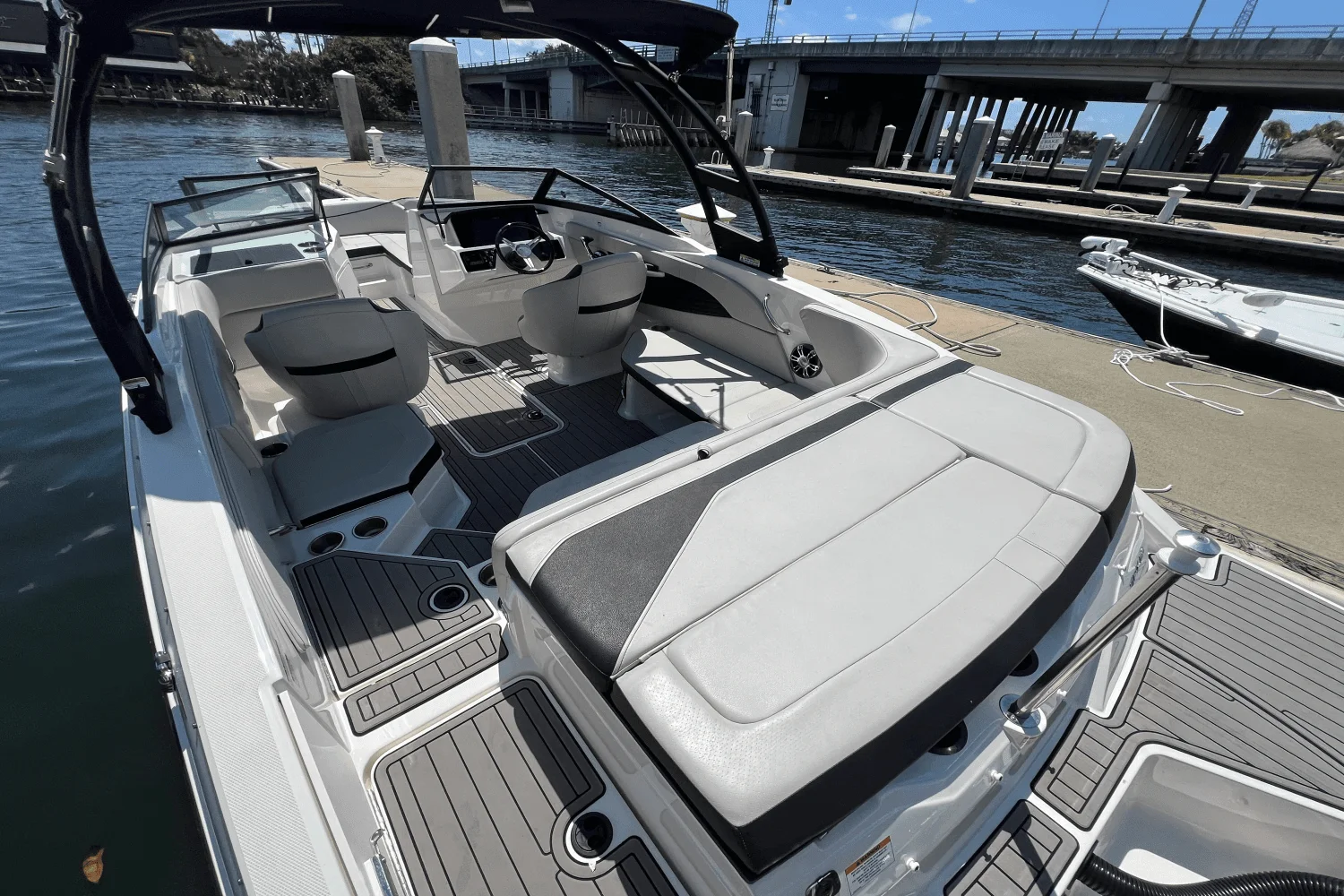 2023 Sea Ray SPX 210 Outboard Image Thumbnail #14