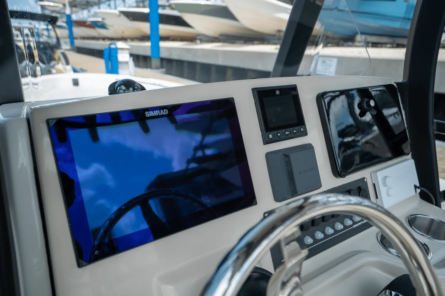 2025 Boston Whaler 250 Dauntless Image Thumbnail #9