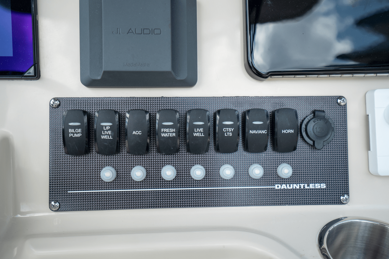 2025 Boston Whaler 250 Dauntless Image Thumbnail #10