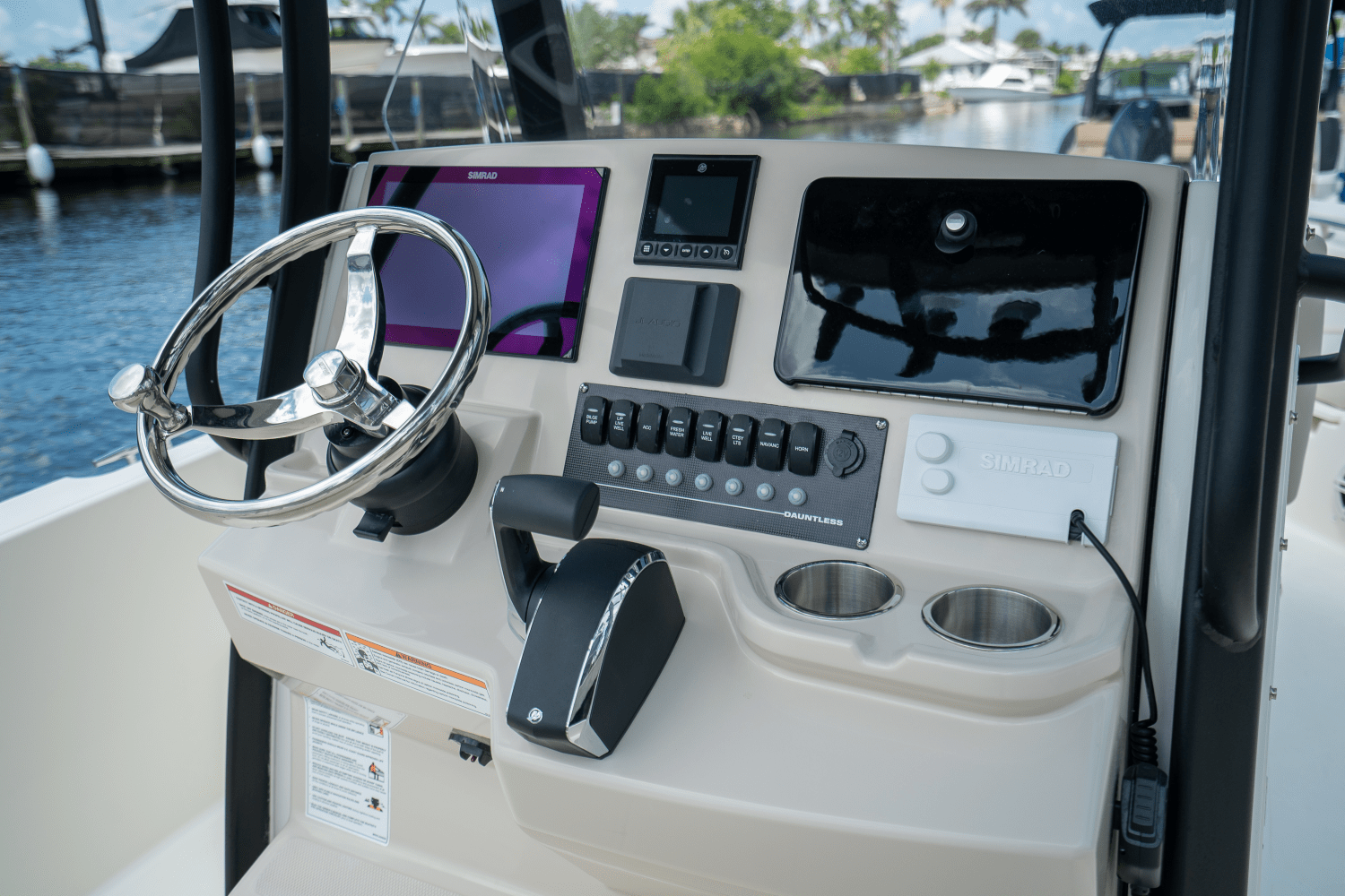 2025 Boston Whaler 250 Dauntless Image Thumbnail #7