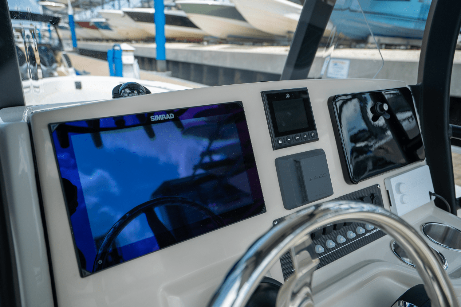 2025 Boston Whaler 250 Dauntless Image Thumbnail #9