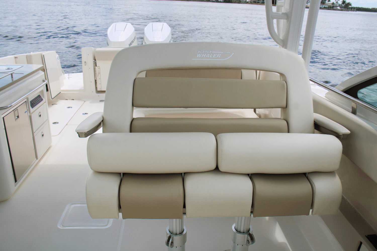 2025 Boston Whaler 320 Vantage Image Thumbnail #30