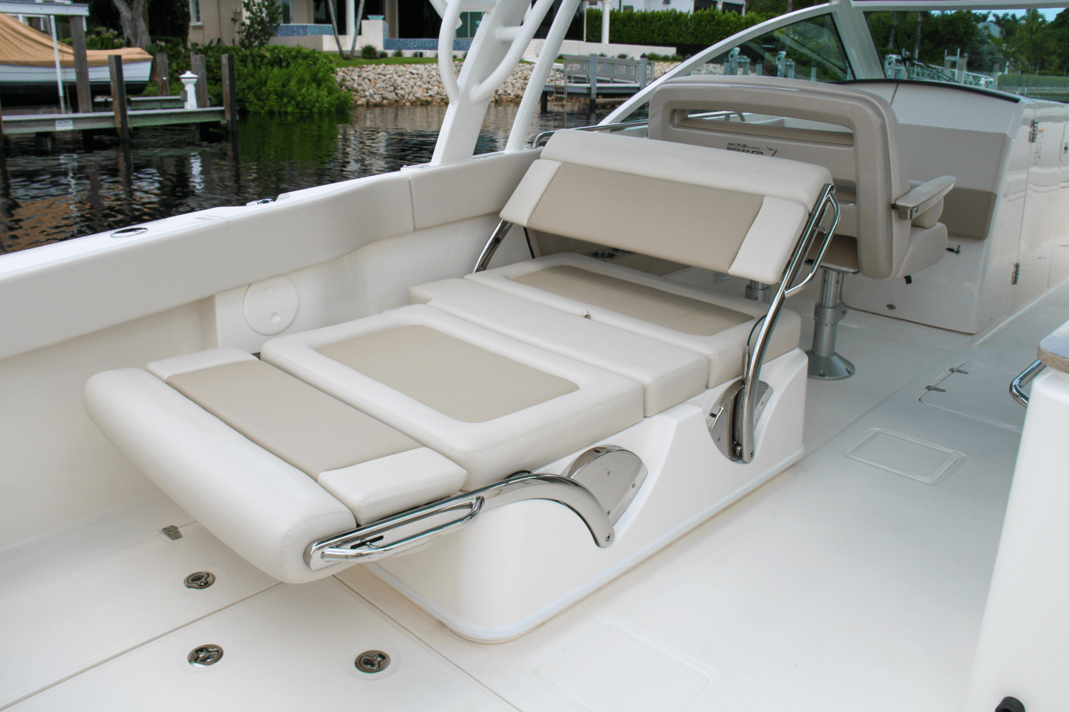 2025 Boston Whaler 320 Vantage Image Thumbnail #21