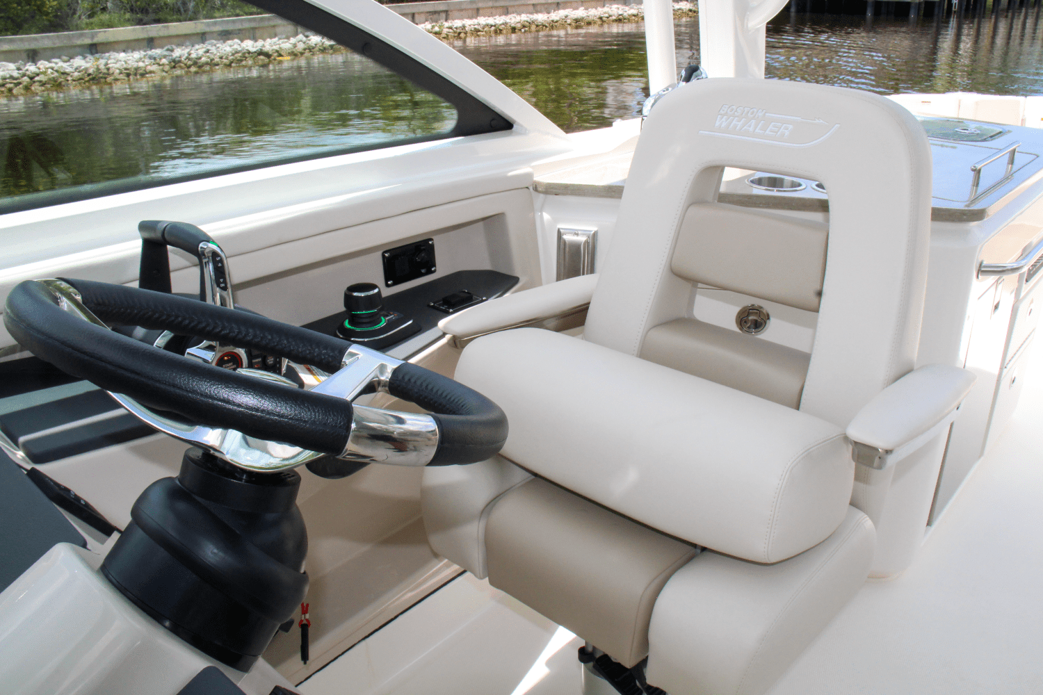 2025 Boston Whaler 320 Vantage Image Thumbnail #32