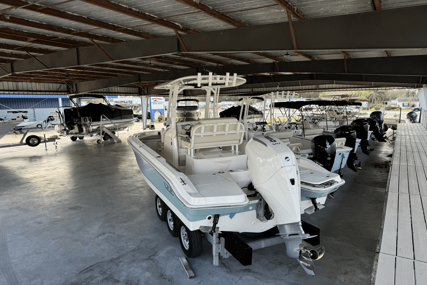 2025 Boston Whaler 220 Dauntless Image Thumbnail #2