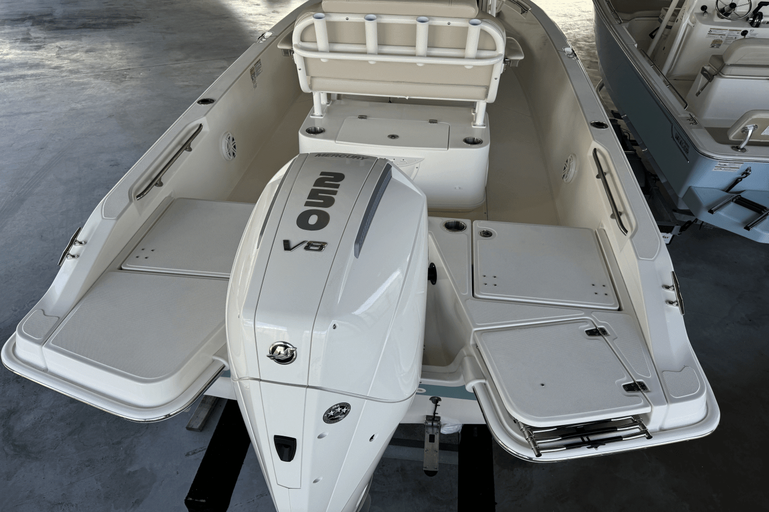 2025 Boston Whaler 220 Dauntless Image Thumbnail #3