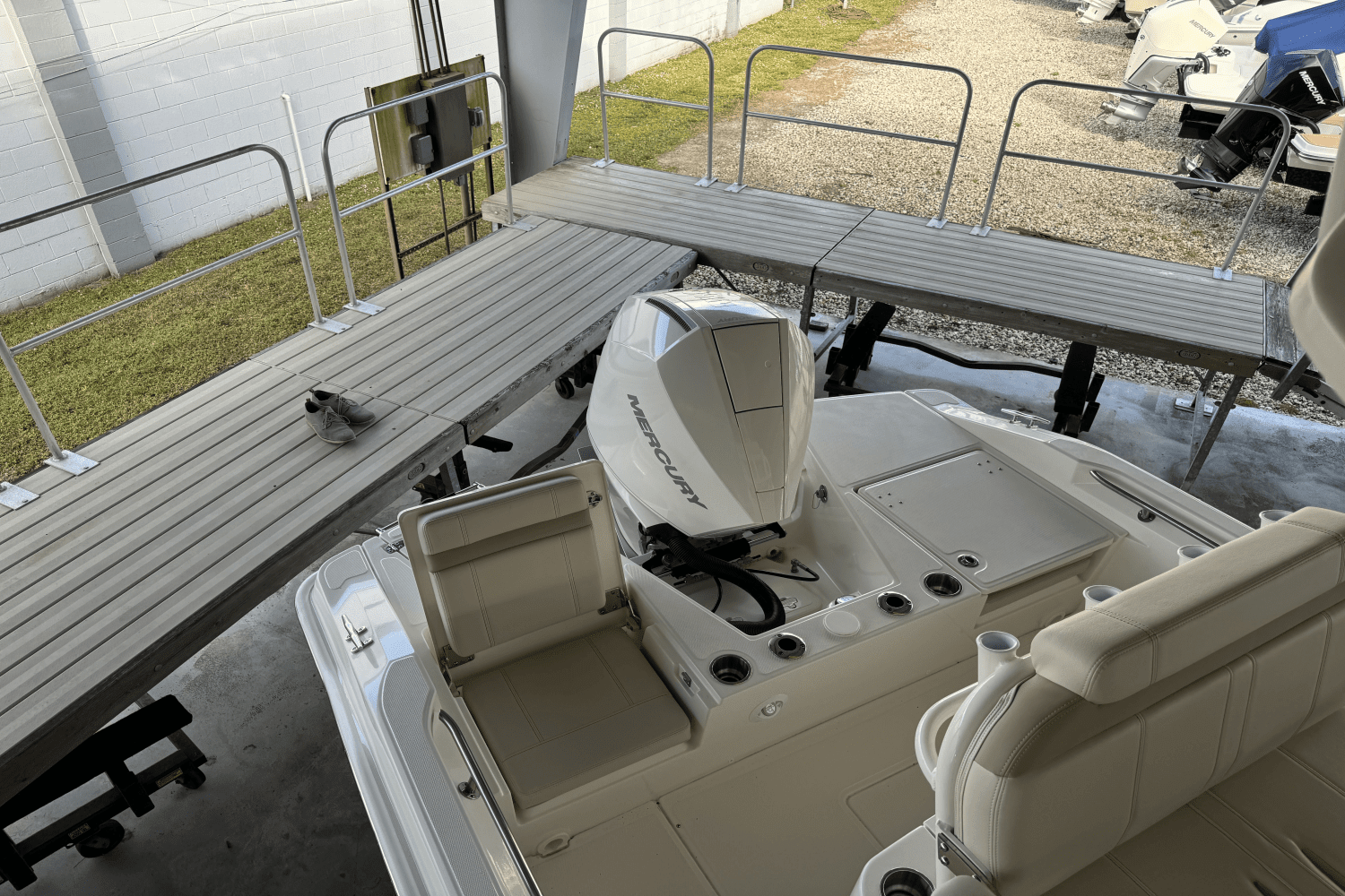 2025 Boston Whaler 220 Dauntless Image Thumbnail #4