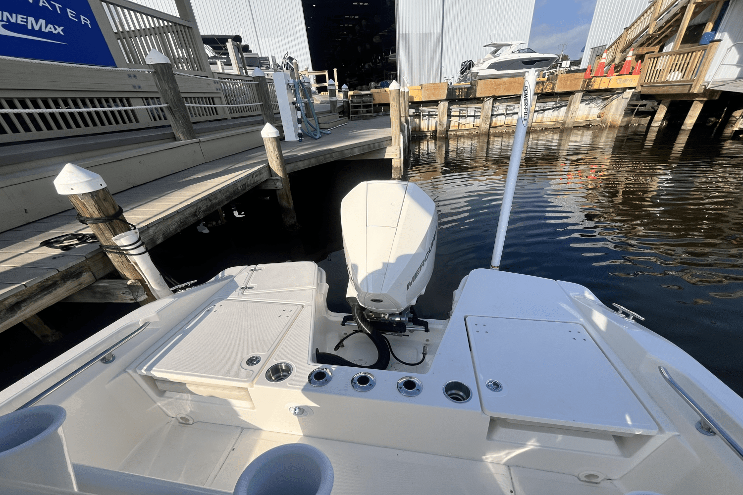 2025 Boston Whaler 220 Dauntless Image Thumbnail #11