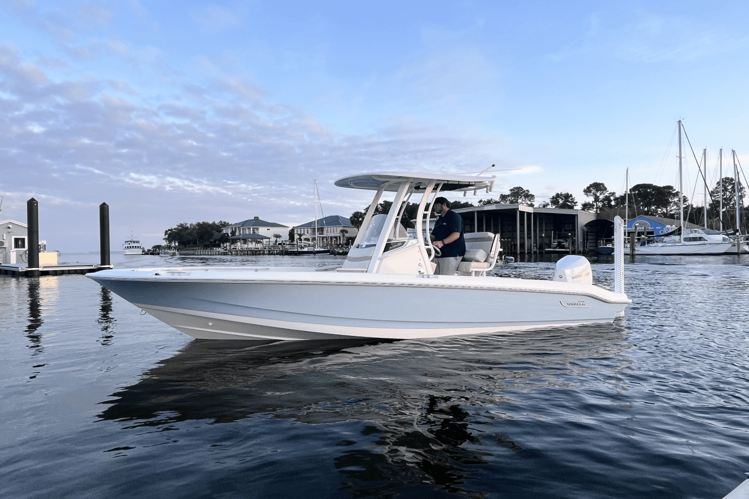 2025 Boston Whaler 220 Dauntless Image Thumbnail #1