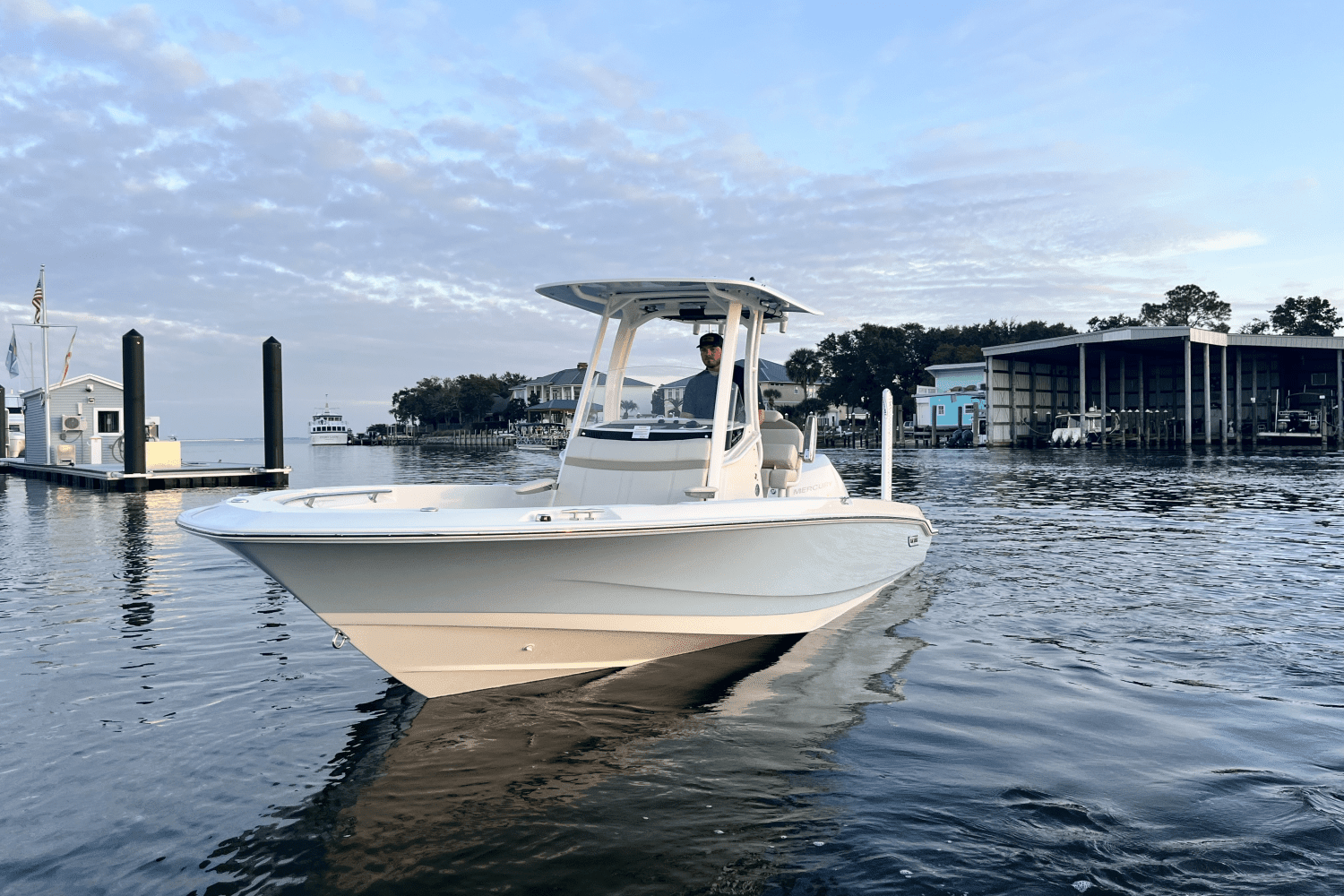 2025 Boston Whaler 220 Dauntless Image Thumbnail #3