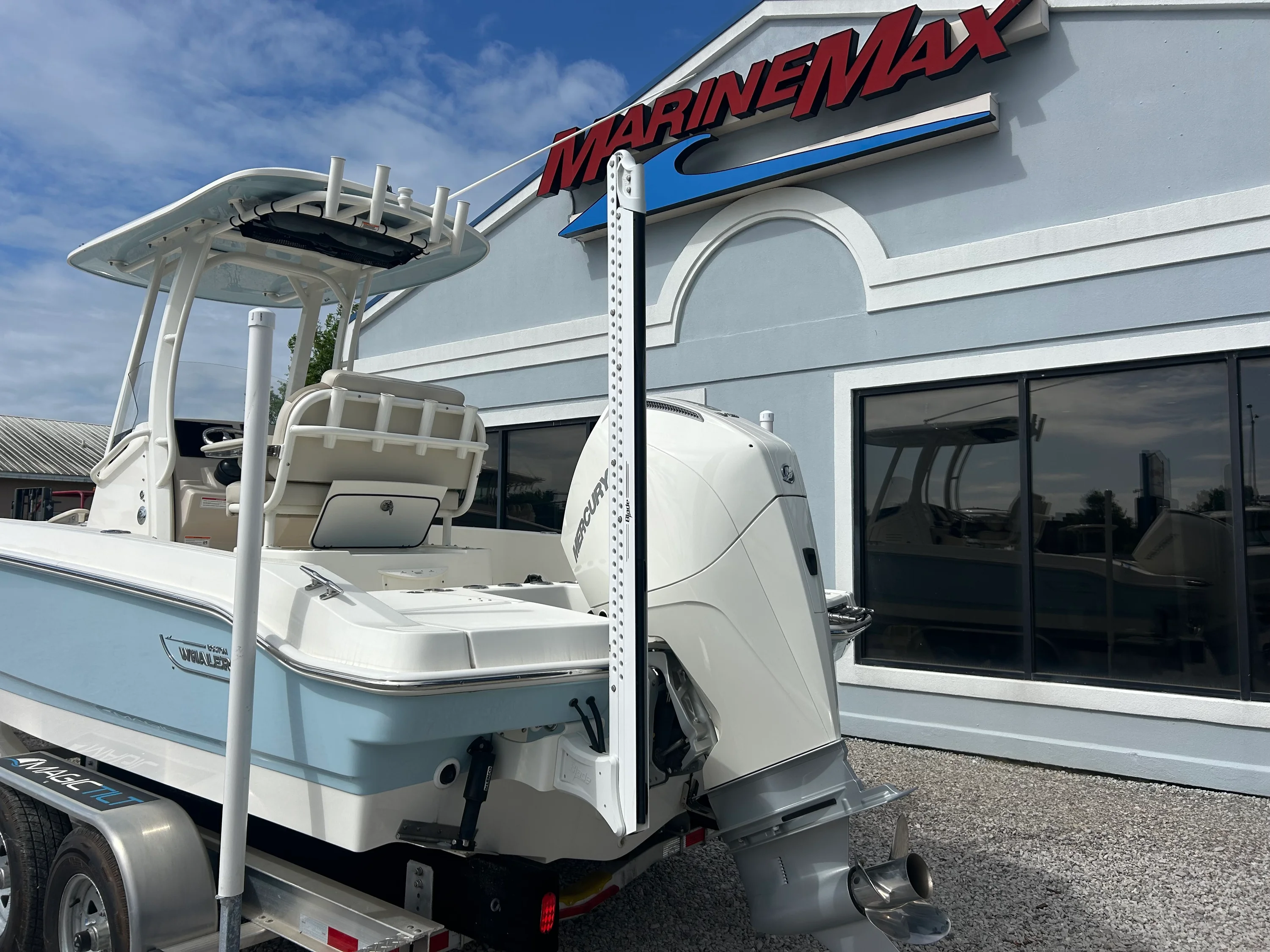 2025 Boston Whaler 220 Dauntless Image Thumbnail #6