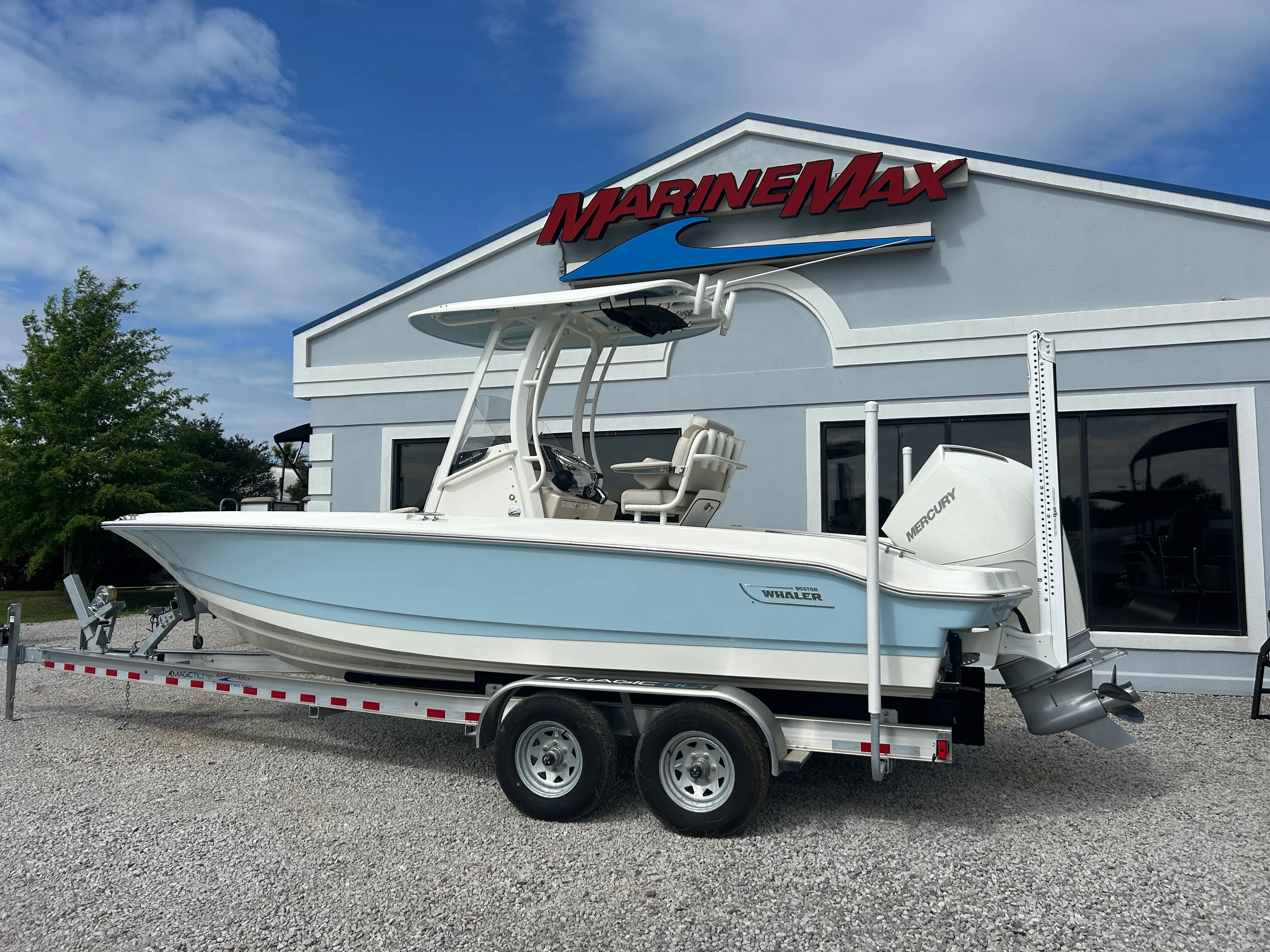 2025 Boston Whaler 220 Dauntless Image Thumbnail #5