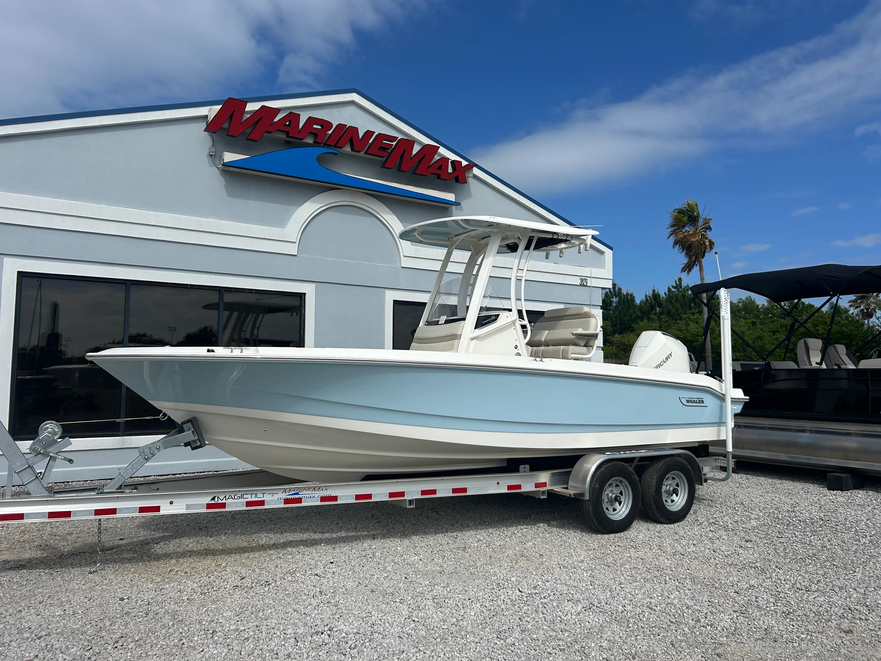 2025 Boston Whaler 220 Dauntless Image Thumbnail #2