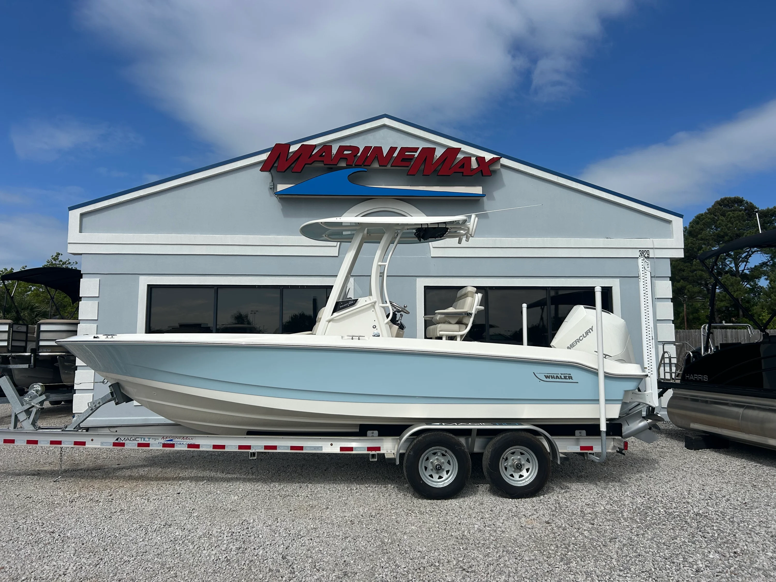 2025 Boston Whaler 220 Dauntless Image Thumbnail #1