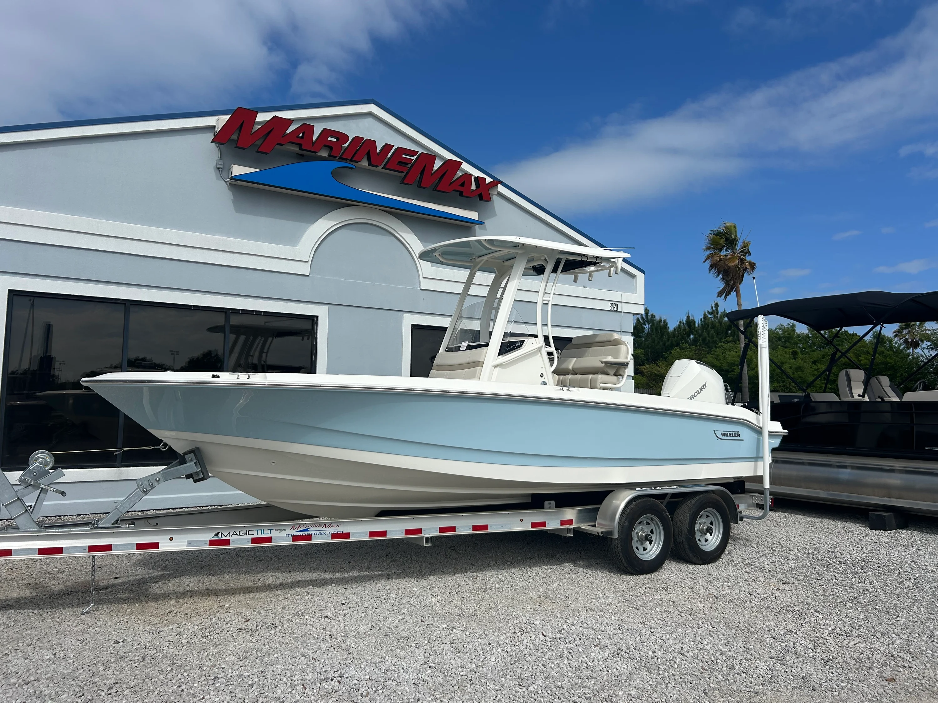 2025 Boston Whaler 220 Dauntless Image Thumbnail #3