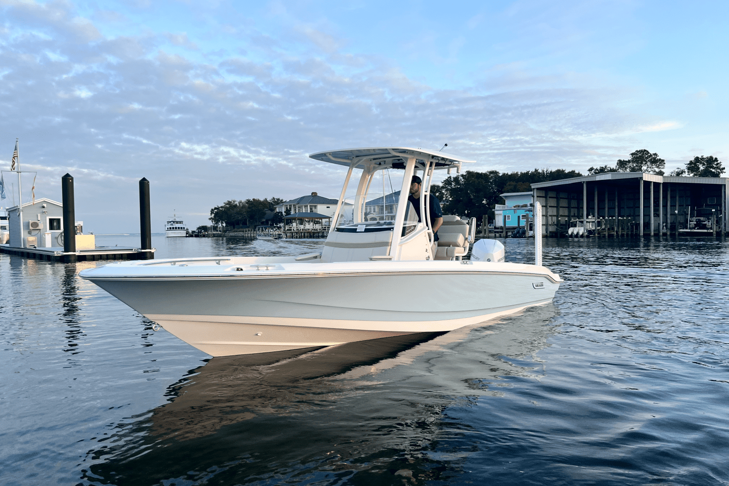 2025 Boston Whaler 220 Dauntless Image Thumbnail #1