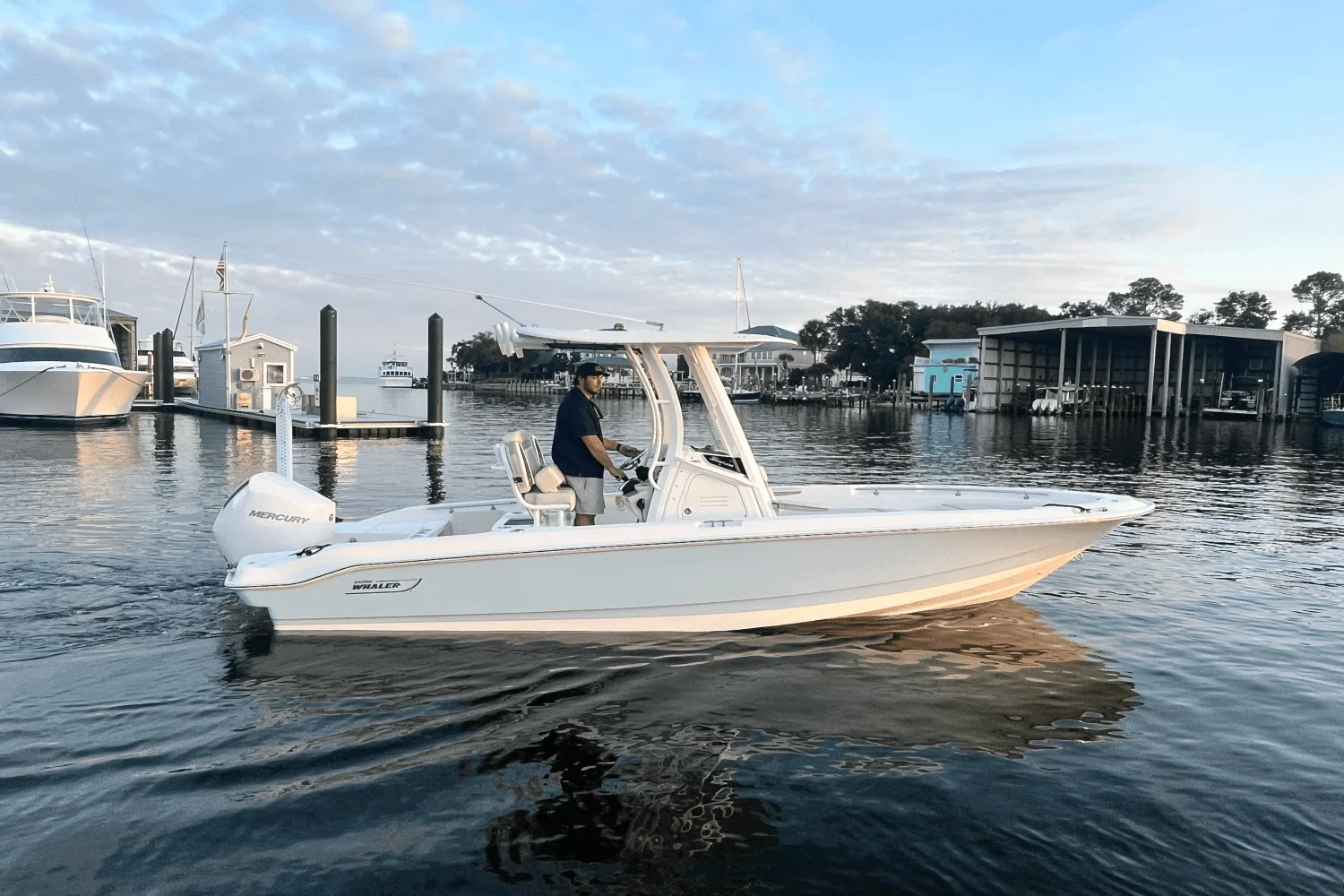 2025 Boston Whaler 220 Dauntless Image Thumbnail #0