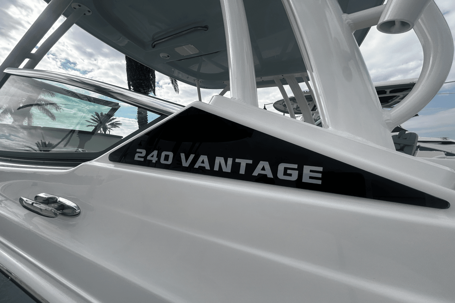 2025 Boston Whaler 240 Vantage Image Thumbnail #5